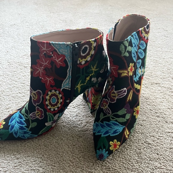 Gorgeous! Stuart Wietzman multi colored embroidered booties - Picture 2 of 4